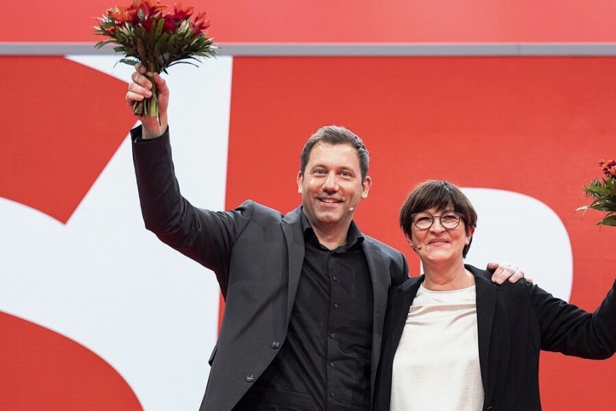 Die neue SPD-Doppelspitze: Lars Klingbeil und Saskia Esken nach ihrer Wahl zu den Bundesvorsitzenden in Berlin. 