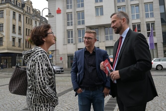 SPD-Kandidat hofft auf 15Prozent im Erzgebirge - Silvio Heider (Mitte) und Martin Dulig im Gespräch mit Standbesucherin Monika Kampczyk auf dem Altmarkt in Aue. 