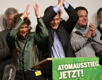Die Spitzenkandidaten der rheinland-pfälzischen Grünen, Eveline Lemke und Daniel Köbler (M.) freuen sich in Mainz über das Wahlergebnis ihrer Partei. Die Grünen zogen mit rund 16 Prozent nach fünf Jahren wieder in den Landtag ein.