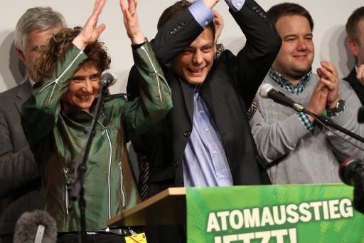 Die Spitzenkandidaten der rheinland-pfälzischen Grünen, Eveline Lemke und Daniel Köbler (M.) freuen sich in Mainz über das Wahlergebnis ihrer Partei. Die Grünen zogen mit rund 16 Prozent nach fünf Jahren wieder in den Landtag ein.
