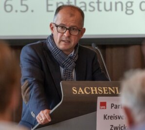 SPD-Kreischef nimmt seinen Hut - Andreas Weigel, hier bei einem früheren Kreisparteitag in der Glauchauer Sachsenlandhalle, war seit 1998 Kreischef der SPD. 