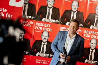 SPD setzt alles auf Olaf Scholz - Alles auf Scholz: SPD-Generalsekretär Lars Klingbeil präsentiert die Plakatkampagne für die Bundestagswahl. 