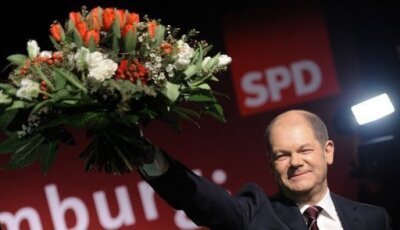SPD triumphiert in Hamburg mit absoluter Mehrheit - Zum Auftakt des Superwahljahrs 2011 hat die SPD in Hamburg einen fulminanten Wahlsieg erzielt. Nach ersten Hochrechnungen erreichten die Sozialdemokraten in der Hamburger Bürgerschaft sogar die absolute Mehrheit, während die CDU mehr als die Hälfte ihrer Wähler verlor. Die SPD mit ihrem Spitzenkandidaten Olaf Scholz kann die Hansestadt demnach künftig alleine regieren.
