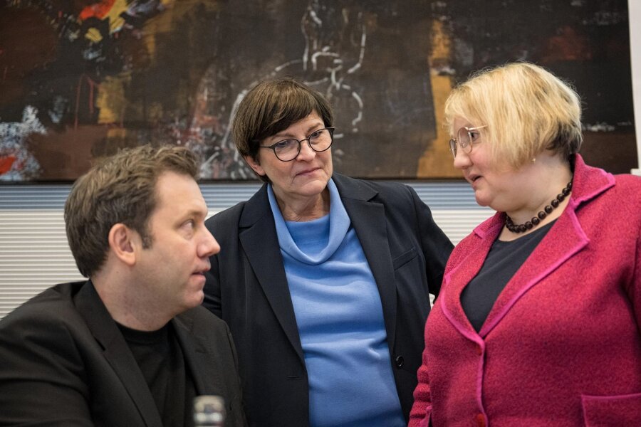 SPD will eine Reform - Lars Klingbeil (l.-r.), Chef der SPD, Saskia Esken, Co-Chefin, und Katja Mast, Erste Parlamentarische Geschäftsführerin der SPD-Bundestagsfraktion, sprechen zu Beginn der Klausurtagung miteinander.