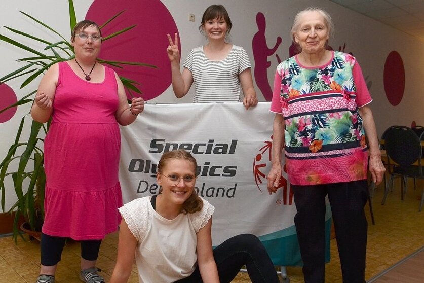 Special Olympics: Auerbacher tanzen in Graz für Deutschland - Als Gruppe gehen Loreen Hürfen und Olga Ohl (links und rechts) mit den (nicht behinderten) Partnerinnen Lillian Tröger und Madeline Mothes (vorn) an den Start.