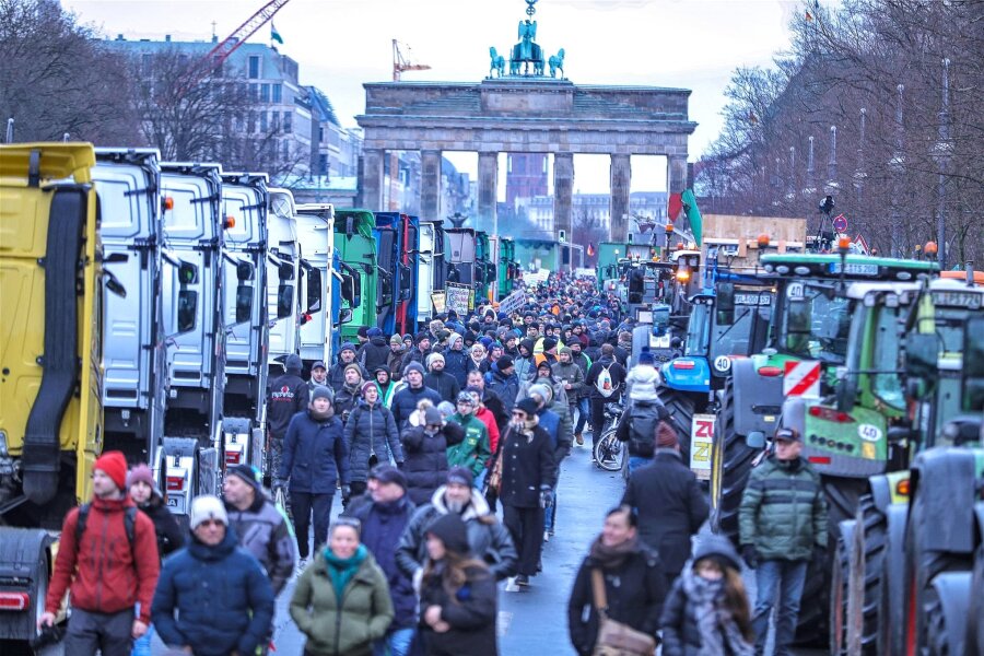 Spediteure aus dem Erzgebirge unterstützen Brandbrief an Verkehrsminister - An den Bauernprotesten im Januar beteiligten sich auch viele Spediteure. Hier ein Schnappschuss von der Großdemo am 15. Januar in Berlin, rechts Traktoren, links Sattelschlepper.