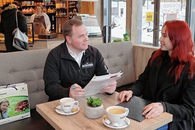 Speed-Dating beim Bäcker - für einen Job - Steffen Rau, der Assistent der Geschäfts- und Verkaufsleitung der Bäckerei, im Gespräch mit Bewerberin Natalie Uhlmann. 