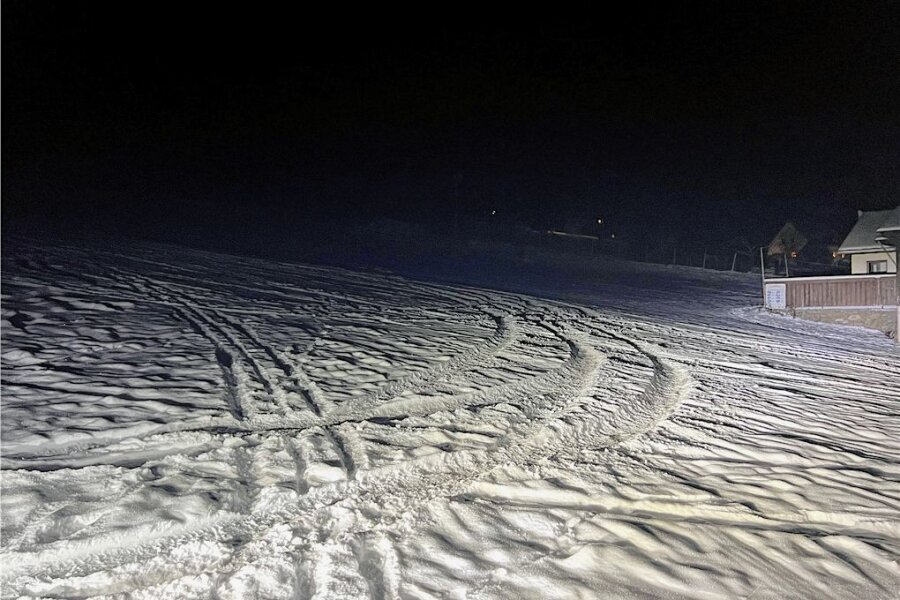 Speedhill im Schnee: Autos heizen im Erzgebirge den Skihang hinauf - Einen genehmigten Probelauf bei Nacht auf dem Skihang gab es schon. Für Sonnabend haben sich knapp 60 Audi-Besitzer aus Sachsen und Bayern angemeldet. Die Zuschauer werden vom Skiverein Geyersdorf versorgt.