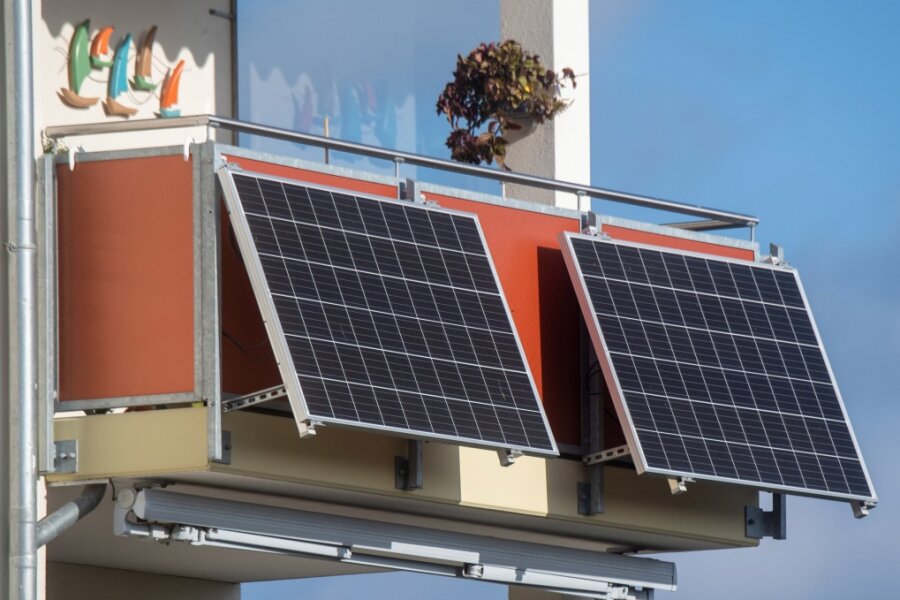 Speicher für Balkonkraftwerke an Solarstammtisch in Stollberg vorgestellt - Effektive Speicher für Balkonkraftwerke sind beim Solarstammtisch in Stollberg vorgestellt worden.