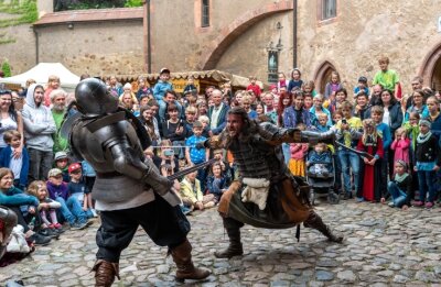 Spektakel auf Burg Kriebstein bietet Reise bis ins Mittelalter - Zahlreiche Besucher erlebten am Donnerstag das Ritterspektakulum auf der Burg Kriebstein. Nicht fehlen durften die Schaukämpfe. 