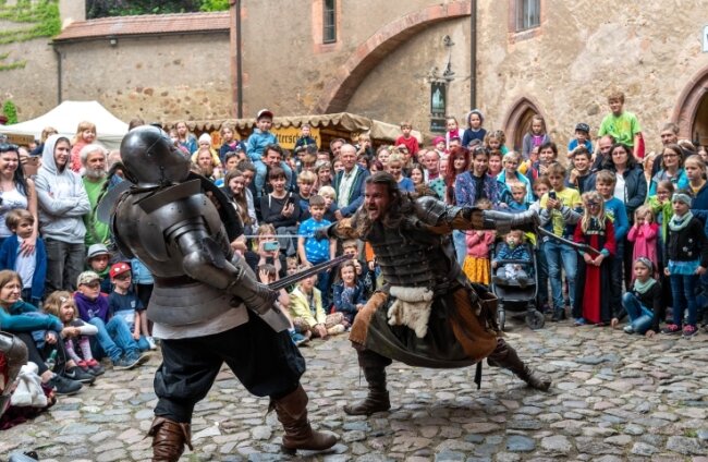Zahlreiche Besucher erlebten am Donnerstag das Ritterspektakulum auf der Burg Kriebstein. Nicht fehlen durften die Schaukämpfe. 