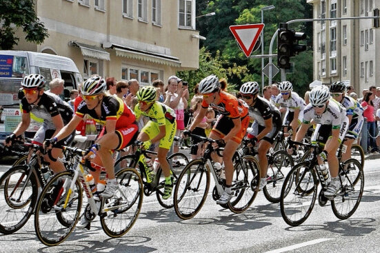 Spektakel dauert nur wenige Sekunden - In Crimmitschau war das Feld der Fahrerinnen der Thüringen-Rundfahrt noch geschlossen.