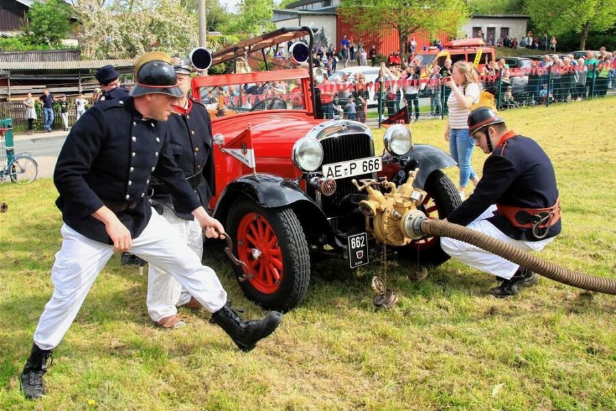 Spektakel im Vogtland: Feuerwehren erinnern an Streit bei Löscheinsatz - Mit einem 93 Jahre alten amerikanischen Löschfahrzeug und in historischer Kleidung ging es an die Brandbekämpfung. 