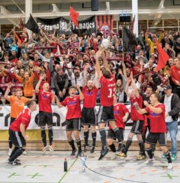 Spektakel unterm Brander Hallendach - Die Langenauer Landesklasse-Fußballer feiern vor ihrer Fankurve den Sieg des Indoor-Regio-Cups 2022. Von den 900Besuchern war laut Veranstalter rund ein Drittel in rot-schwarzen Farben gekleidet.
