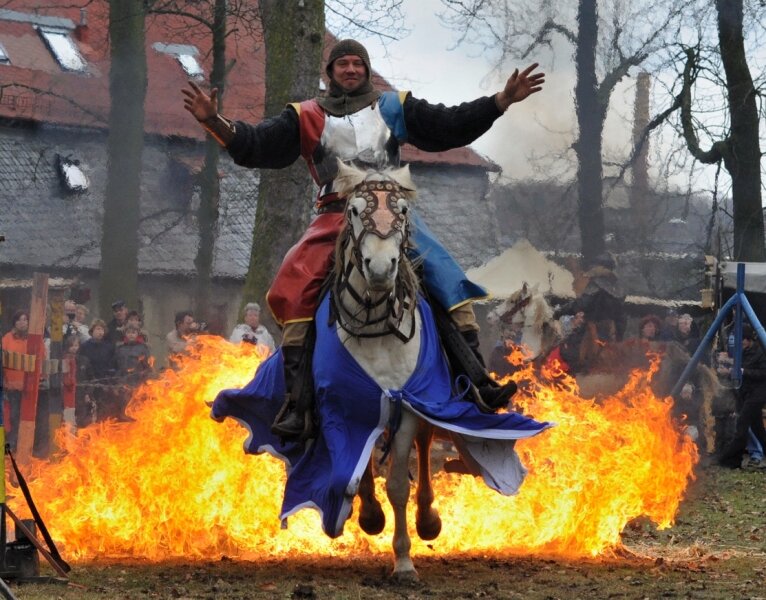 Spektakel zwischen Feuer und Wasser - 
              <p class="artikelinhalt">Ein Ritt durchs Feuer - am Sonnabend verfolgten rund 2500 Besucher staunend die Schauvorführungen der tschechischen Mittelalter-Truppe. </p>
            
