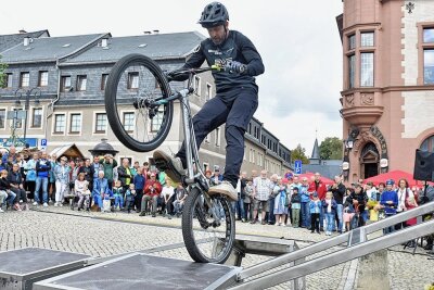 Spektakuläre Rad-Show begeistert bei Adorfer Stadtfest - Spektakulär: Der sechsfache Trial-Weltmeister Marco Hösel begeisterte mit einer tollen Show.