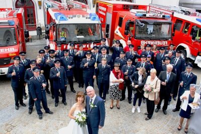 Spektakulärer Einsatz in Freiberg: Feuerwehren rücken in ehelicher Mission aus - 