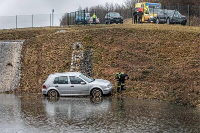 Spektakulärer Unfall im Vogtland: Auto landet beinahe in Regenrückhaltebecken - Eine VW-Autofahrerin ist Sonntagmittag zwischen Plauen und Möschwitz um ein Haar in einem Regenrückhaltebecken gelandet.