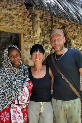 Michael und Ulrike Hoferichter mit Rizeki im Dorf unweit von Ukunda im Süden Kenias. 