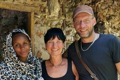 Michael und Ulrike Hoferichter mit Rizeki im Dorf unweit von Ukunda im Süden Kenias. 