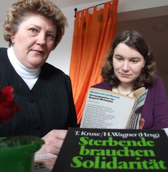 Spenden für würdevollen Umgang mit dem Tod - 
              <p class="artikelinhalt">Renate Schönfelds regelmäßige Spenden - hier im Bild links neben Hospizkoordinatorin Brigitta Werner - fließen unter anderem in Literatur über Sterben und Tod ein. </p>
            