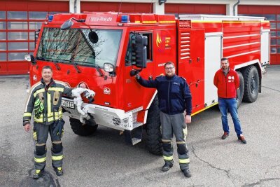 Spendenaktion: Feuerwehr Hohenstein-Ernstthal hofft auf viele Gäste bei Fest - Sven Weinhold (links) und seine Kameraden der Hohenstein-Ernstthaler Feuerwehr hoffen auf viele Gäste. 