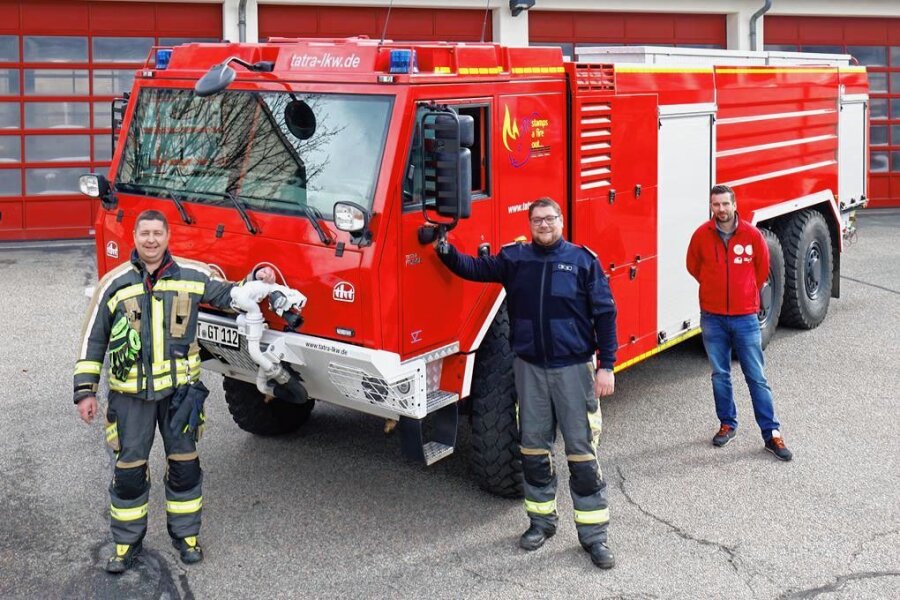 Spendenaktion: Feuerwehr Hohenstein-Ernstthal hofft auf viele Gäste bei Fest - Sven Weinhold (links) und seine Kameraden der Hohenstein-Ernstthaler Feuerwehr hoffen auf viele Gäste. 