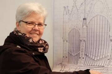 Am Spendenkalender in der Hohndorfer Kirche kann Kantorin Sonja Käppler ablesen, wie weit die Finanzierung der Orgel bereits vorangeschritten ist. Foto: Cristina Zehrfeld