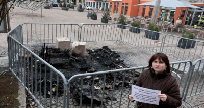 Spendenaktion ist beendet - Die Bücherzelle in Meerane war Ende November abgebrannt. Adriana Bellmann von der Stadtbibliothek stand vor den Überresten.