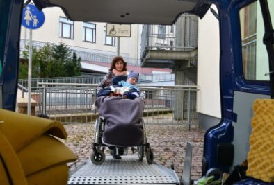 Spendenaktion "Leser helfen": Ein Auto für mehr Freiheit - Das Problem für die 50-jährige Mutter ist, Lucas und den Rollstuhl über die Rampe ins Auto zu schieben. Ein absenkbares Fahrzeug wäre eine Hilfe.