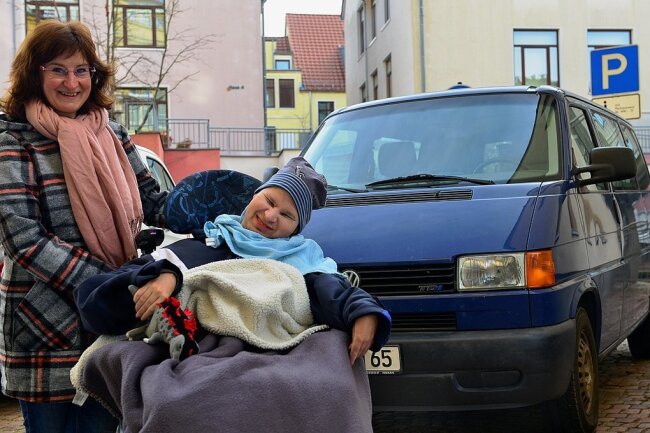 Spendenaktion "Leser helfen": Ein Auto für mehr Freiheit - Janet Franz und ihr schwerstbehinderter Sohn Lucas wohnen in Mittweida. Bei Ausflügen kommt der 23-Jährige mit Rollstuhl in den 20 Jahre alten VW-Transporter. Die Familie benötigt ein neueres Fahrzeug. 