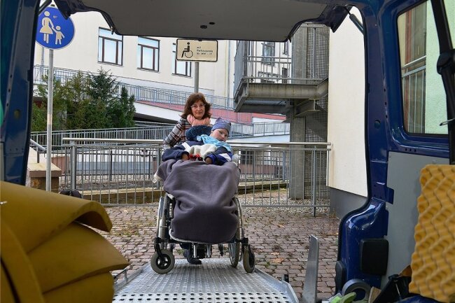 Das Problem für die 50-jährige Mutter ist, Lucas und den Rollstuhl über die Rampe ins Auto zu schieben. Ein absenkbares Fahrzeug wäre eine Hilfe.