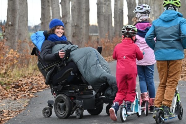Anne Philipp verbringt gern Zeit mit ihren drei Kindern Sarah, Rahel und Joan (von links) an der frischen Luft auf dem Schachtweg in Grüna. Die Kinder flitzen auf Rollern und können sich dort austoben, auch wenn Mama im Rollstuhl sitzen muss. 