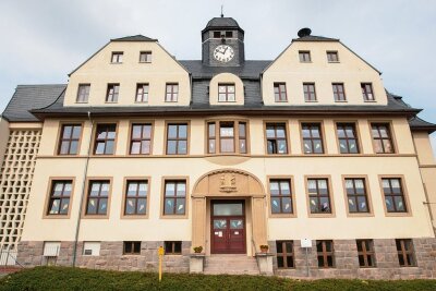 Spendenaktion: Schuluhr kann saniert werden - Markant ist die Uhr am Gebäude der Tauraer Grundschule in Köthensdorf. Sie soll nach einer ungewöhnlichen Spendenaktion saniert werden. 