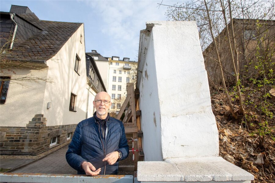 Spendensammlung für Synagogenmauer in Plauen: So ist der aktuelle Stand - Harald Gäbel, Pastor im Ruhestand, an den Mauerresten der Plauener Synagoge.