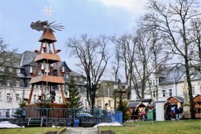 Spender zeigen Herz für Deutschlands höchstgelegene Pyramide - Die Pyramide auf dem Oberwiesenthaler Markt dreht sich auch in dieser Weihnachtszeit wieder. Doch sie muss dringend komplett restauriert werden. 