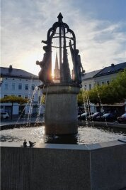 Sperk oder nicht Sperk: Oelsnitz diskutiert über Wappentier der Stadt - Der Sperkenbrunnen am Oelsnitzer Marktplatz - eine Aufnahme aus der am vergangenen Montag beendeten Brunnensaison in diesem Jahr.