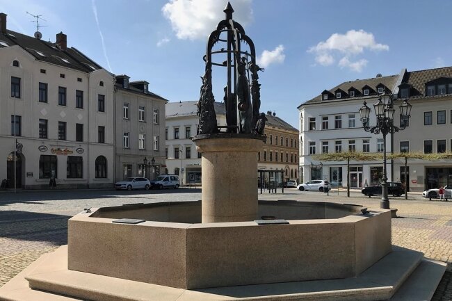 Der Sperkenbrunnen auf dem Oelsnitzer Marktplatz ist ohne Wasser. Der vor 13 Jahren eingeweihte Schmuckbau muss saniert werden. 