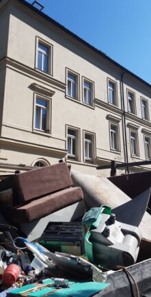 Der Sperrmüllhaufen am Haus Karlsbader Straße 27 ärgerte wochenlang Passanten und Anwohner - nur nicht die weggezogenen Verursacher.