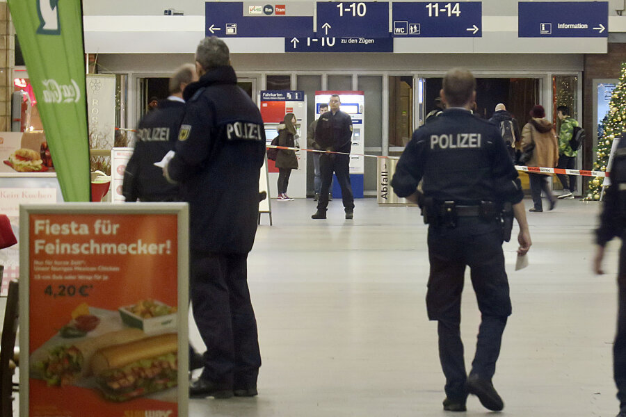 Sperrung am Chemnitzer Hauptbahnhof aufgehoben - Die Haupthalle im Chemnitzer Hauptbahnhof wurde am Donnerstag wegen herrenloser Gepäckstücke kurzzeitig gesperrt.