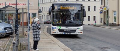 Sperrung B 101: Kritik an neuen Routen für Stadtbusse - Einige Linien des Stadtverkehrs - wie die Linie A - halten derzeit nicht auf dem Markt in Annaberg. 