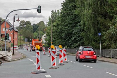 Sperrung der B 180 in Oberlungwitz: Trinkwasserleitung wird erneuert - Von der Goldbachstraße kommend können Autofahrer an der Ampelkreuzung nach links in Richtung Chemnitz fahren. Die Gegenrichtung ist wegen der Bauarbeiten ab Hirschbrücke gesperrt.
