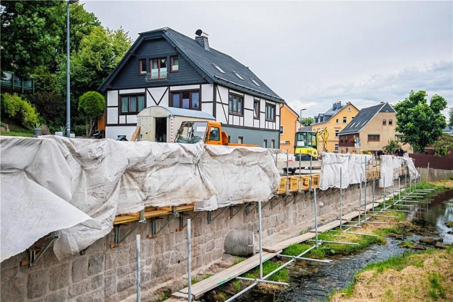 Sperrung der Ortsdurchfahrt Zschorlau noch bis zum 14. Juli - Die Stützmauer an der Kreisstraße in Zschorlau wird gebaut. Abschluss der Arbeiten soll am 14. Juli sein.