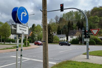 Sperrung in Schwarzenberg: Karlsbader Straße wegen Bauarbeiten drei Wochen dicht - Zwingpfeil vorbereitet: Ab 24. April darf man von der Erlaer Straße nicht nach links auf die Karlsbader Straße fahren.