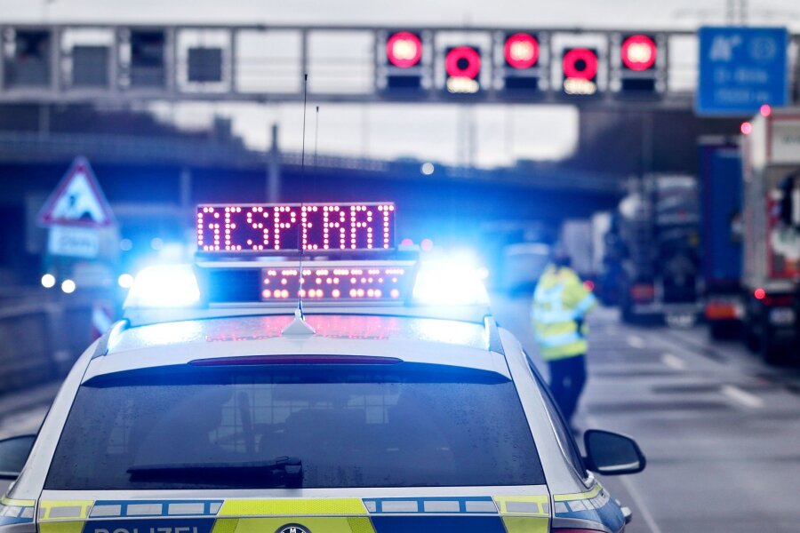 Sperrungen auf der A4 nach Lkw-Brand - Auf einem Polizeifahrzeug leuchtet die Aufschrift "Gesperrt".