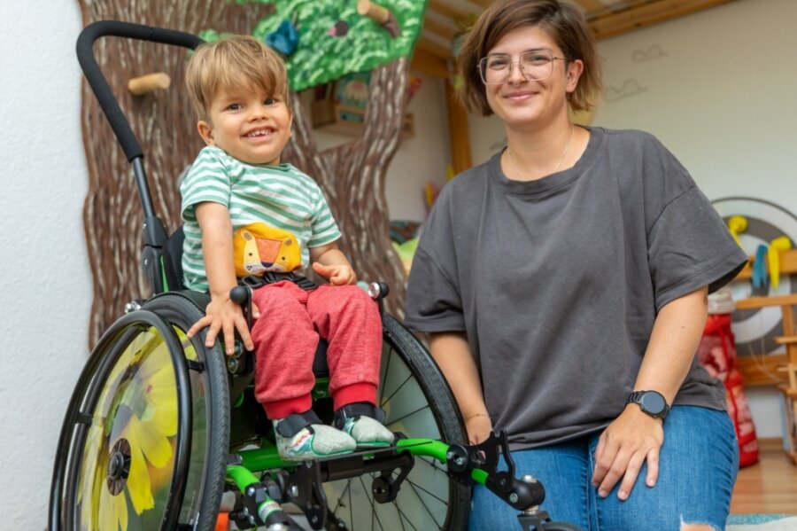 Tammo hat einen neuen Rollstuhl bekommen. Das Spezialgefährt mit den großen Sonnenblumen macht den Dreijährigen und seine Mama Stefanie Heckel glücklich.