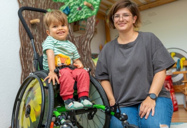 Spezial-Rollstuhl macht Tammo glücklich - Tammo hat einen neuen Rollstuhl bekommen. Das Spezialgefährt mit den großen Sonnenblumen macht den Dreijährigen und seine Mama Stefanie Heckel glücklich.
