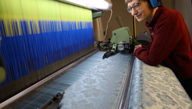 Textildesignerin Magdalena Götze absolviert zurzeit eine Ausbildung am Webstuhl in der Crimmitschauer Seidenmanufaktur. 