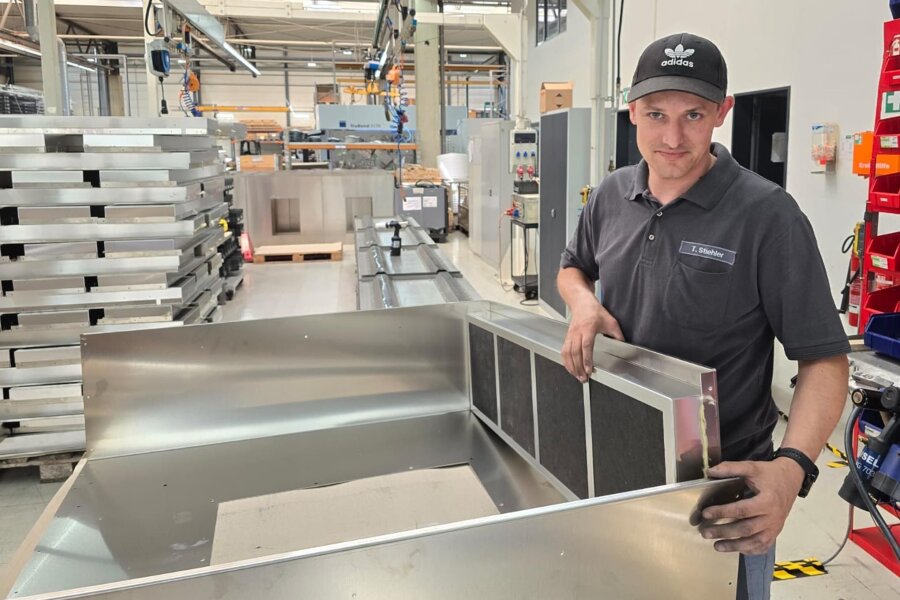 Spezielle Filter brauchen viel Platz: Metallverarbeiter baut weitere Werkhalle in Crimmitschau - Mitarbeiter Tim Stiehler beim Zusammenbauen der Filteranlagen. Der 34-jährige Crimmitschauer ist seit eineinhalb Jahren in der Firma an der Kitscherstraße beschäftigt.