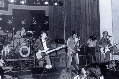 Spider Murphy Gang spielt in Glauchau an historischer Stätte - Die Spider Murphy Gang während ihres legendären Konzertes am 1. November 1983 im Glauchauer Stadttheater. 